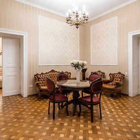 3 Bedrooms Royal Italian Style In An Austrian Building, Parking, Balcony Lviv Buitenkant foto