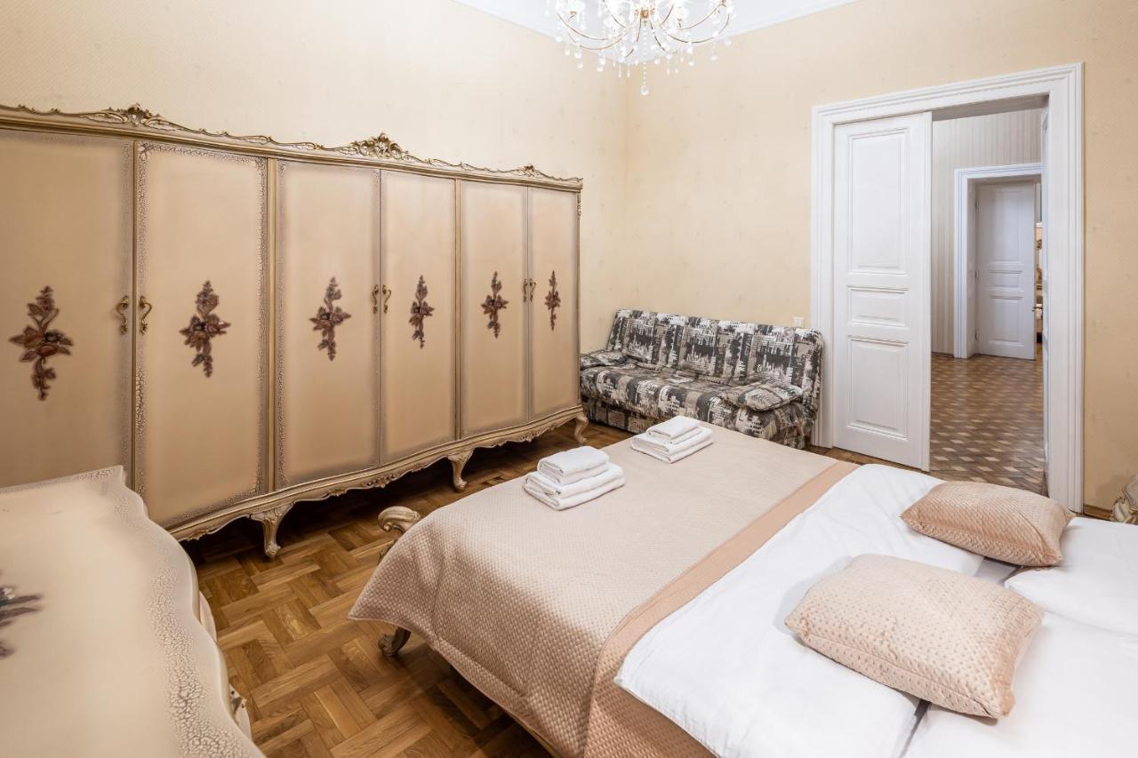3 Bedrooms Royal Italian Style In An Austrian Building, Parking, Balcony Lviv Buitenkant foto