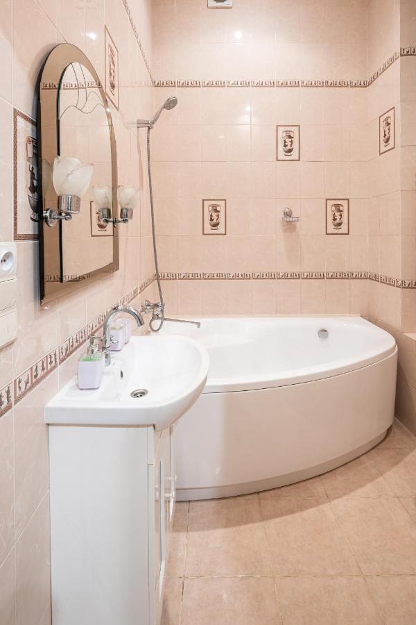 3 Bedrooms Royal Italian Style In An Austrian Building, Parking, Balcony Lviv Buitenkant foto