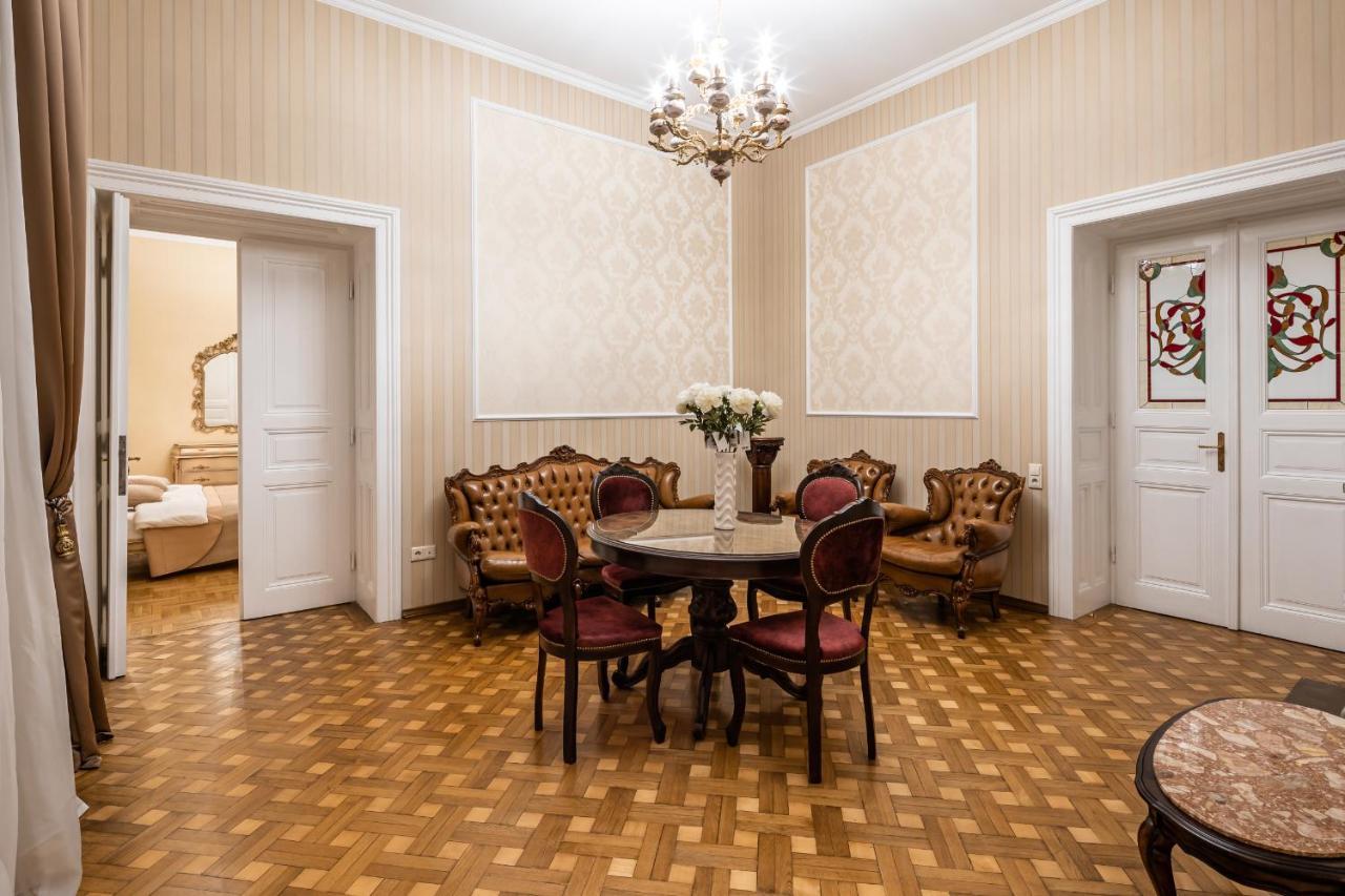 3 Bedrooms Royal Italian Style In An Austrian Building, Parking, Balcony Lviv Buitenkant foto