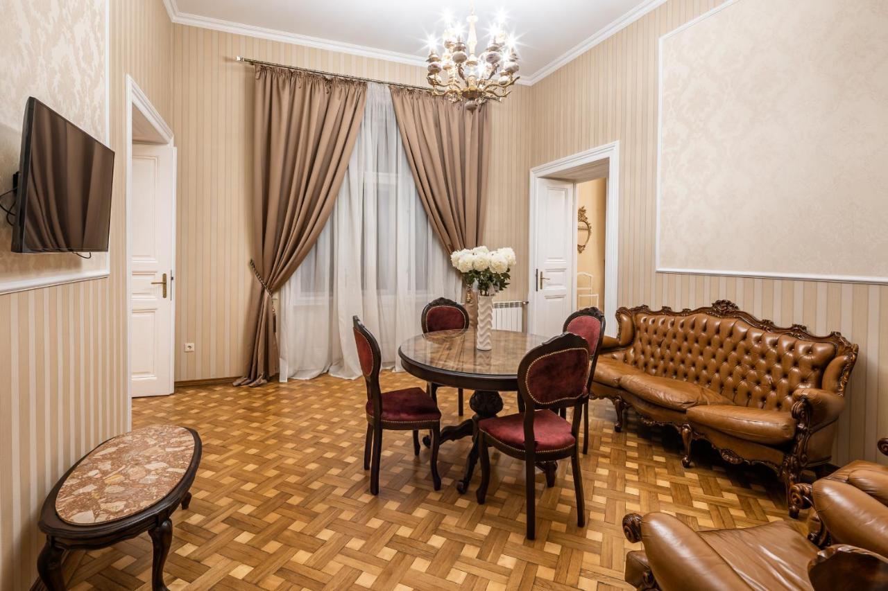 3 Bedrooms Royal Italian Style In An Austrian Building, Parking, Balcony Lviv Buitenkant foto